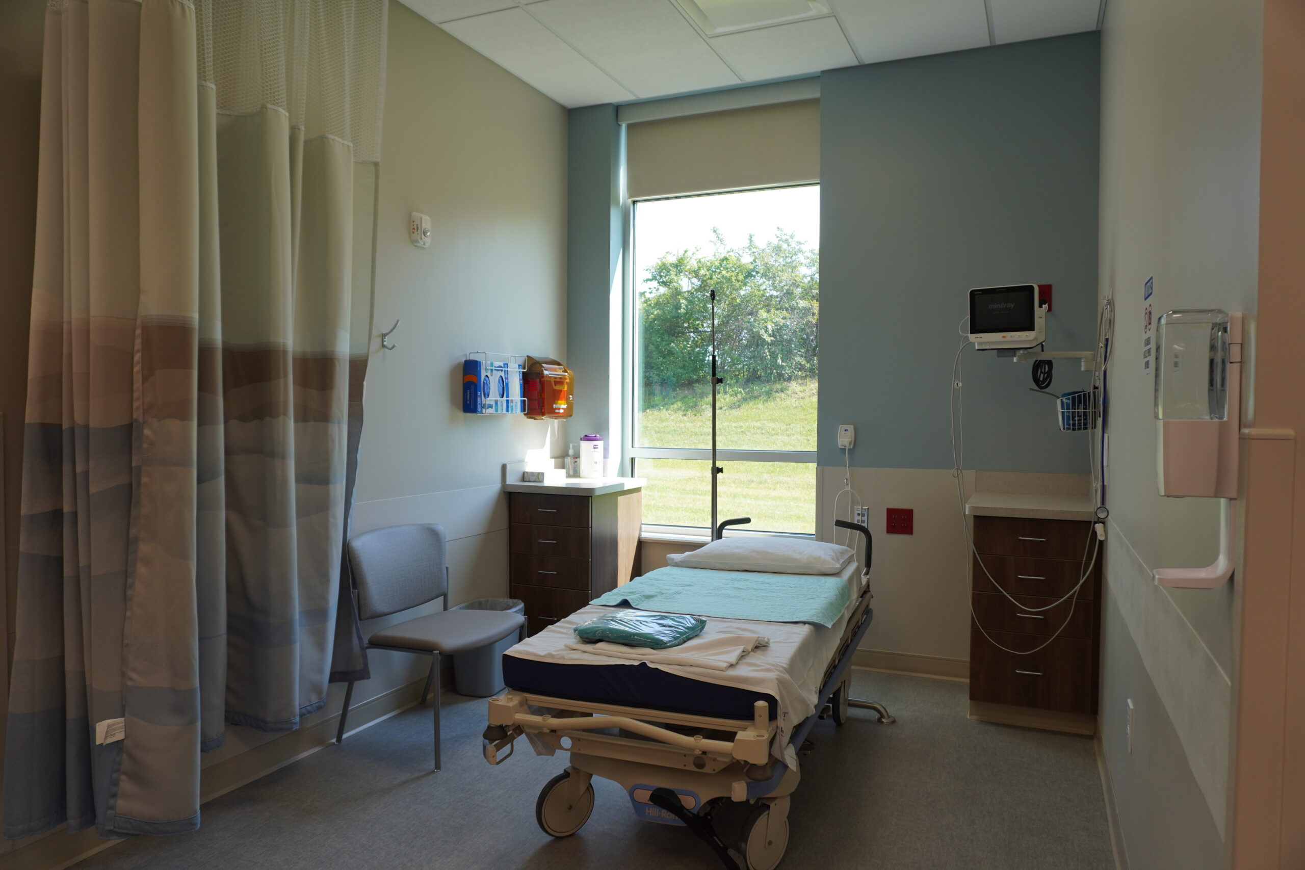 Patient bed in prep/recovery area.